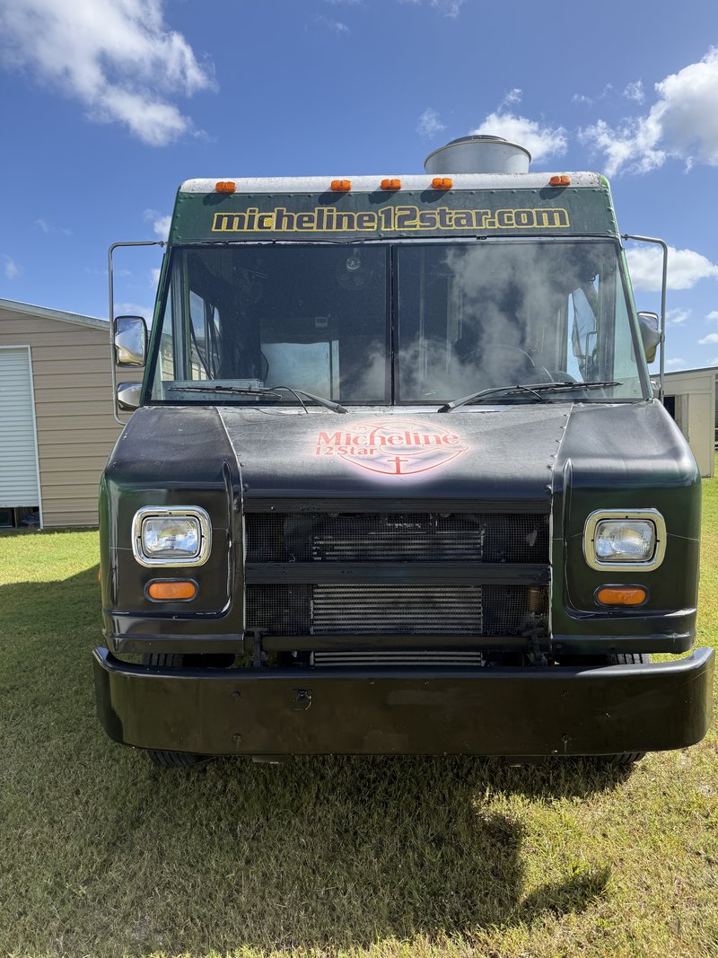 1998 Freightliner food truck front view