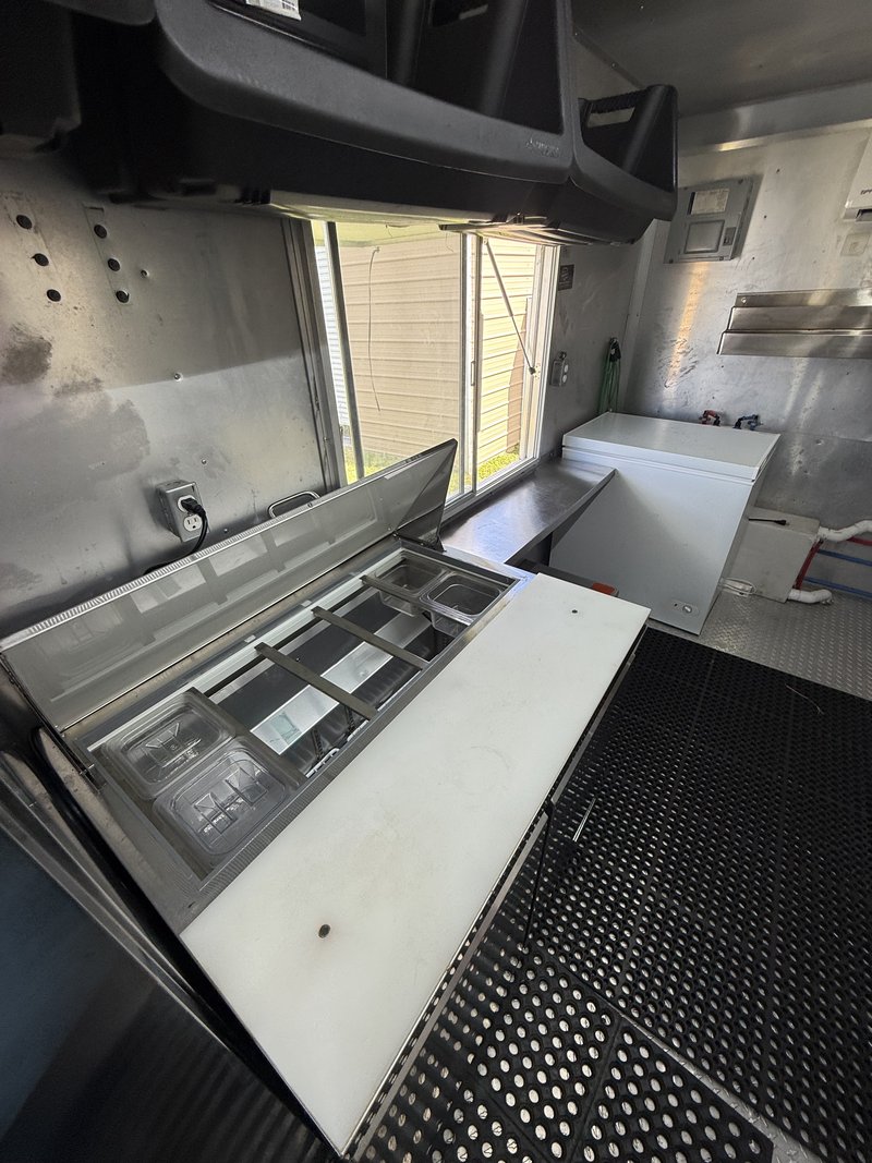 Refrigerated sandwich and salad prep table