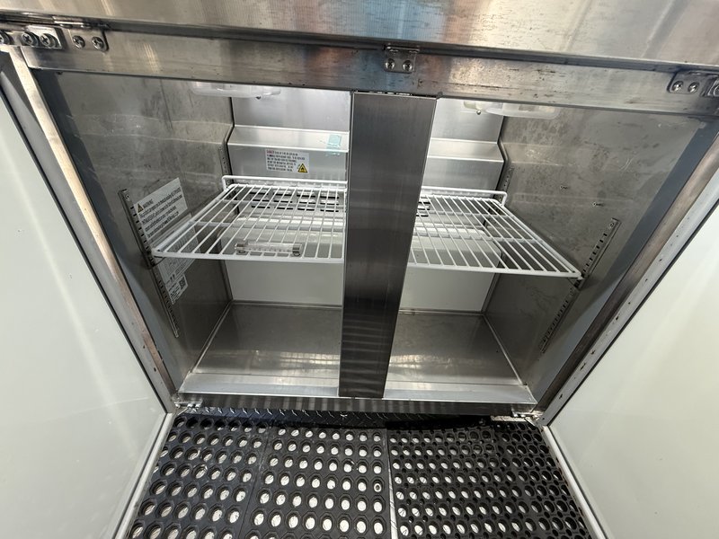 Two door refrigerated base under prep table