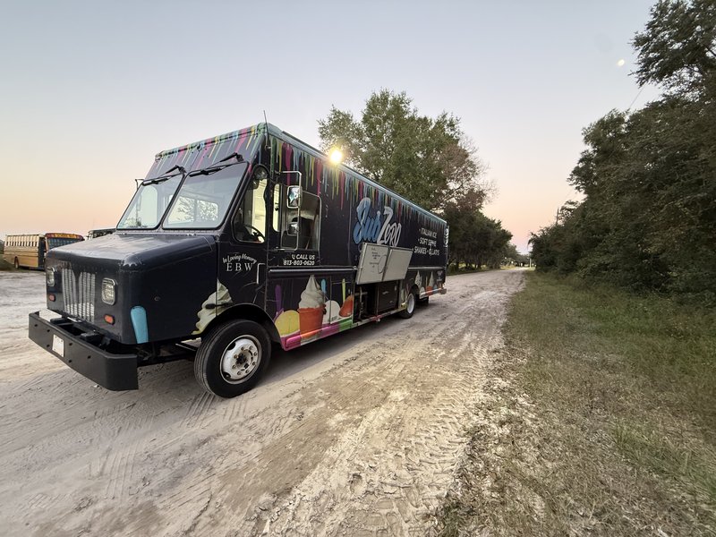 2012 Workhorse ice cream truck front corner