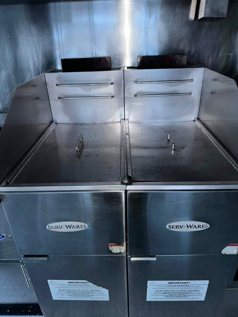 Fryers with Lids Twin 40 lb fryers